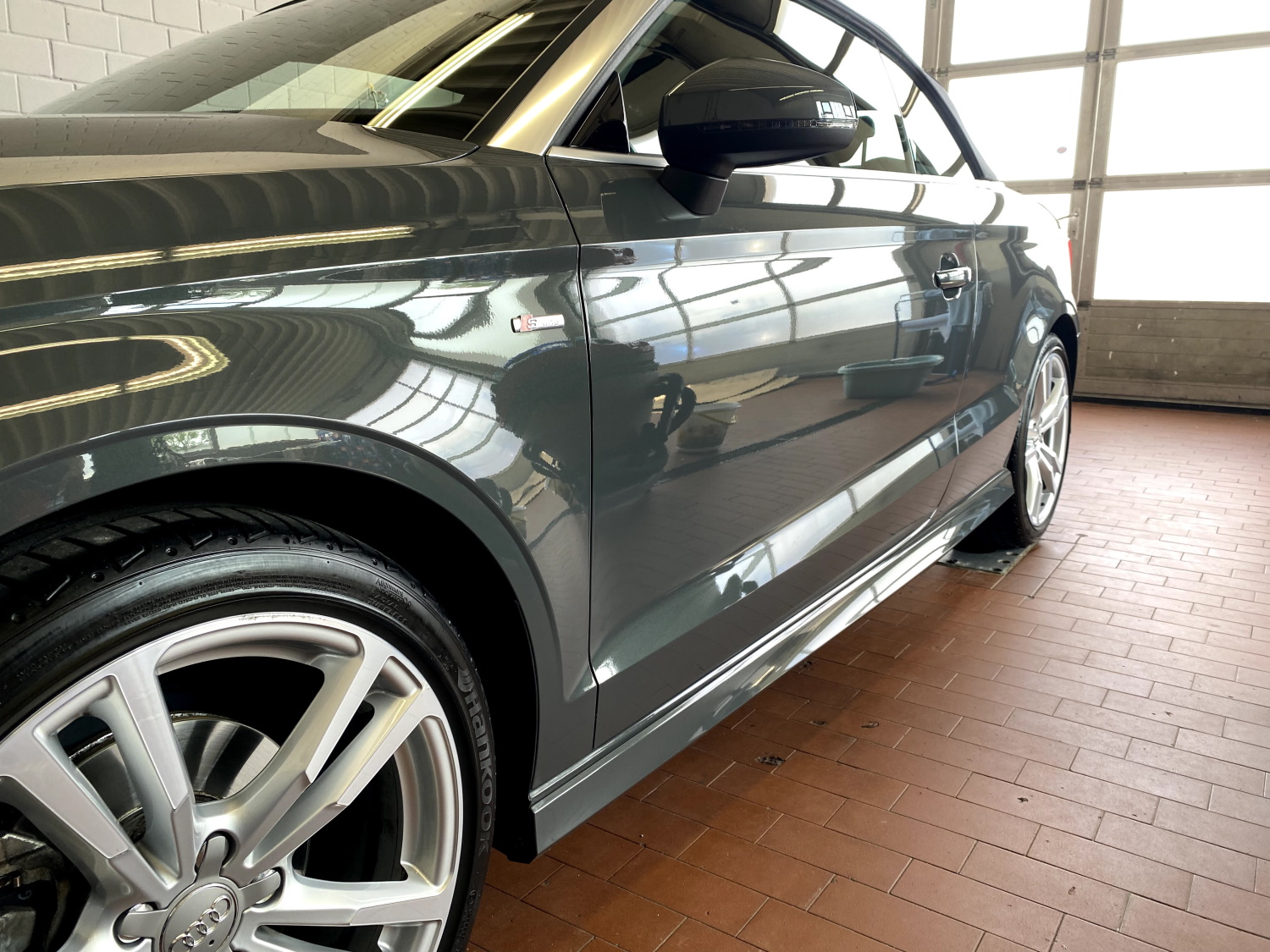 Graues Audi Cabrio nach der Politur