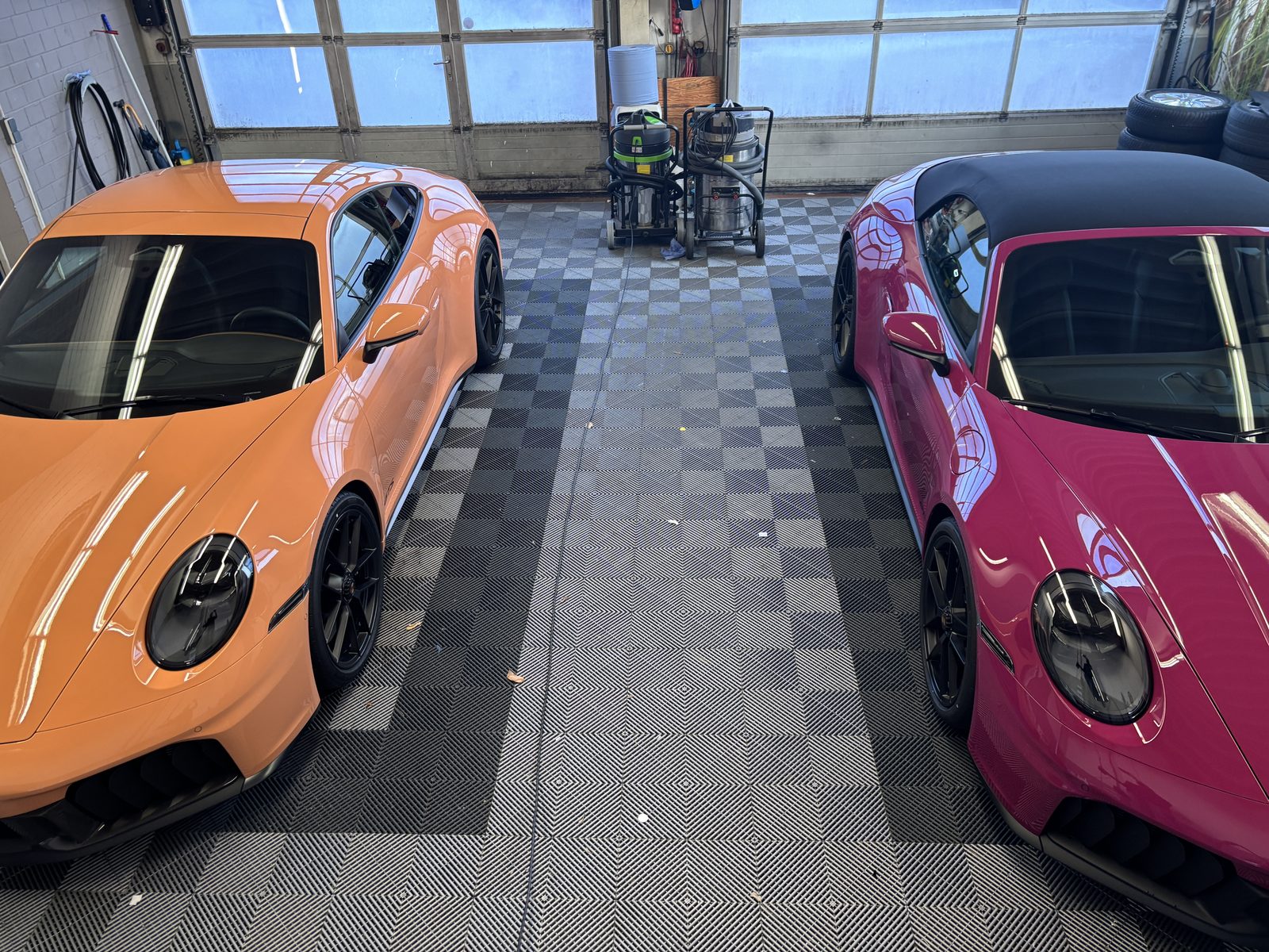 Zwei Porsche 911 nach der Aufbereitung in der Halle