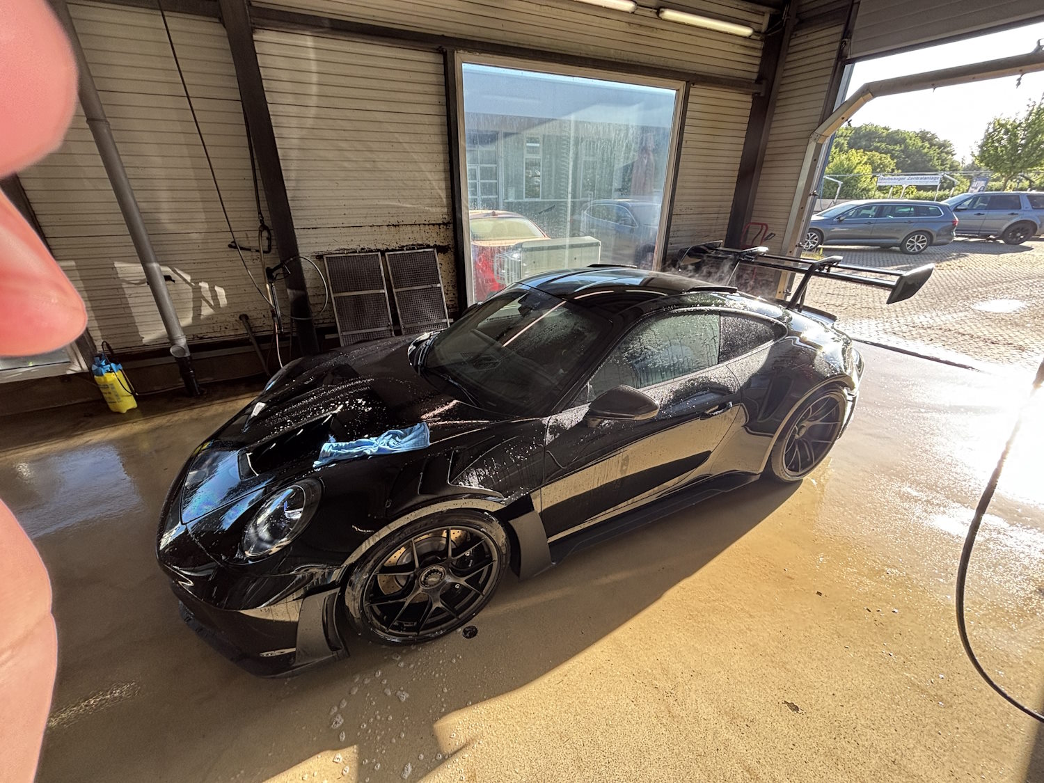 Schwarzer Porsche nach der Aufbereitung beim AutoWaschCenter Winkler