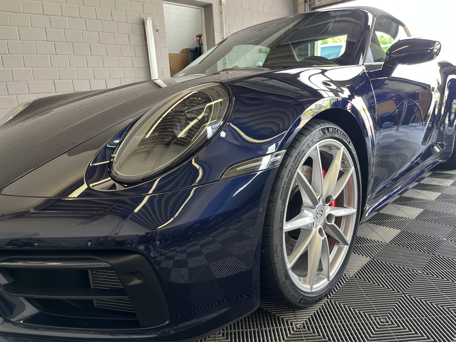 Porsche 911 mit polierter Lackoberfläche